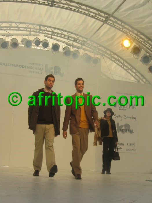 ../Images/Krefeld-Strssenmodenschau-2005 326.jpg